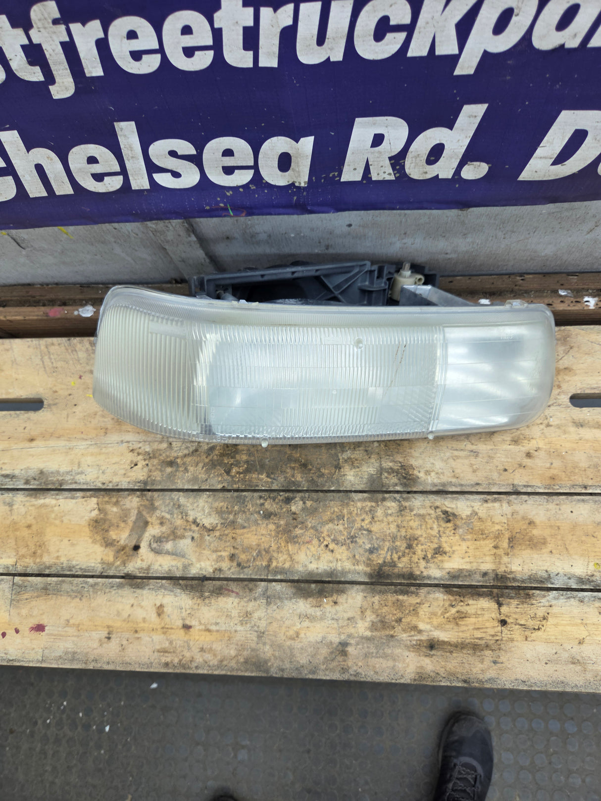 1999-2002 Chevrolet Silverado RH Passenger Side Headlight Assembly -16526134