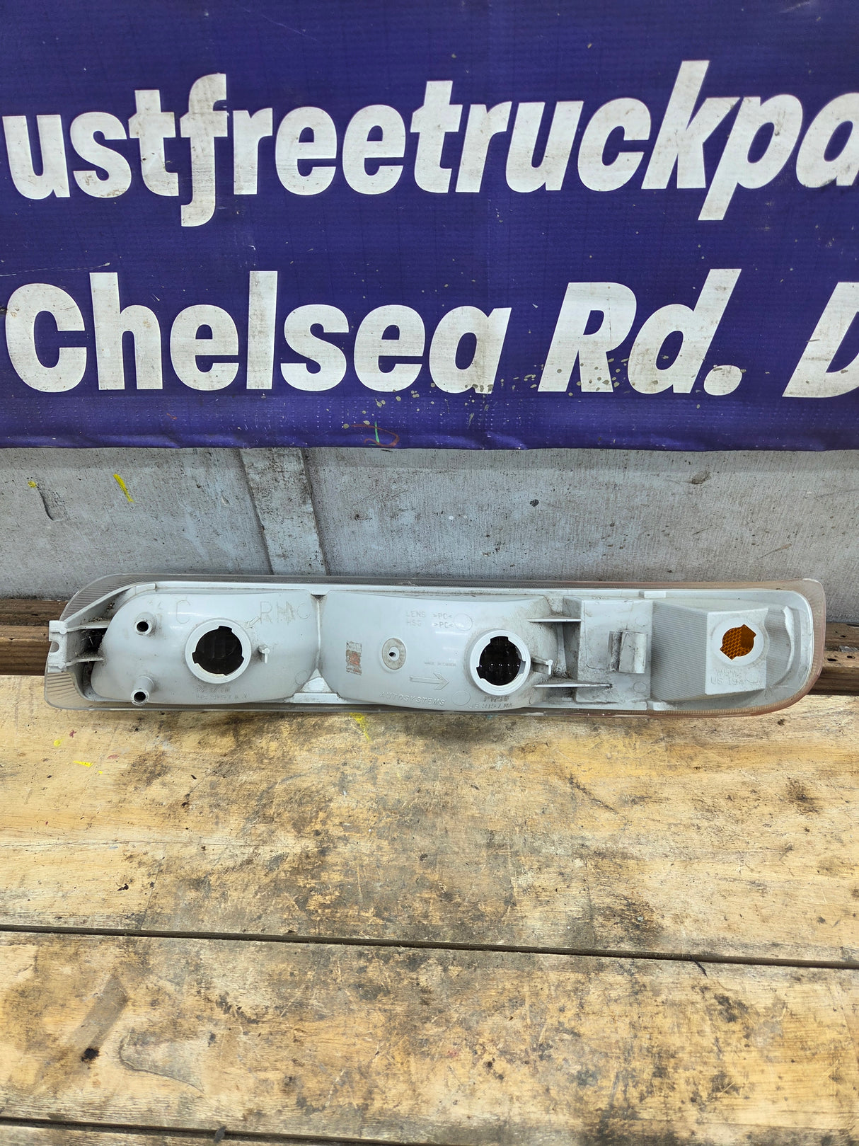 1999-2002 Chevrolet Silverado RH Passenger Side Marker / Turn Signal - 15199559