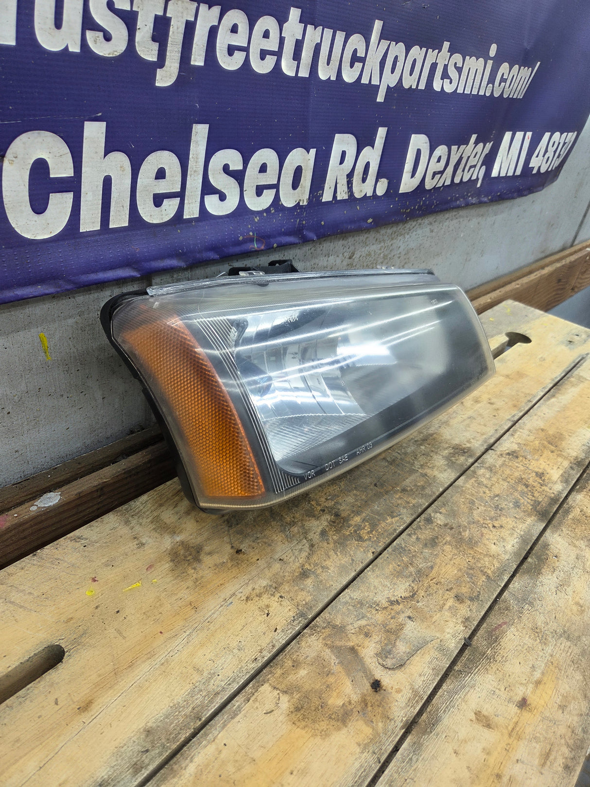2003-2007 Chevrolet Silverado RH Passenger Side Headlight Assembly - 10396912