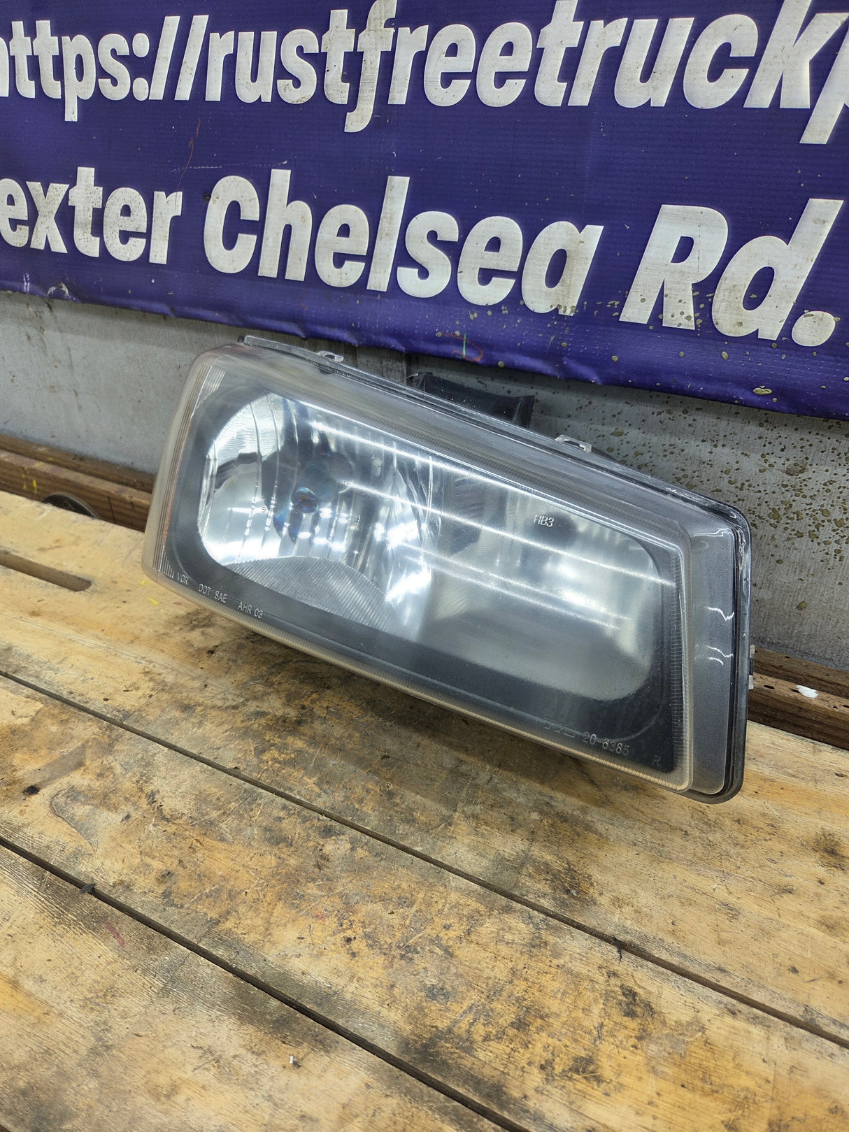 2003-2007 Chevrolet Silverado RH Passenger Side Headlight Assembly - 10396912