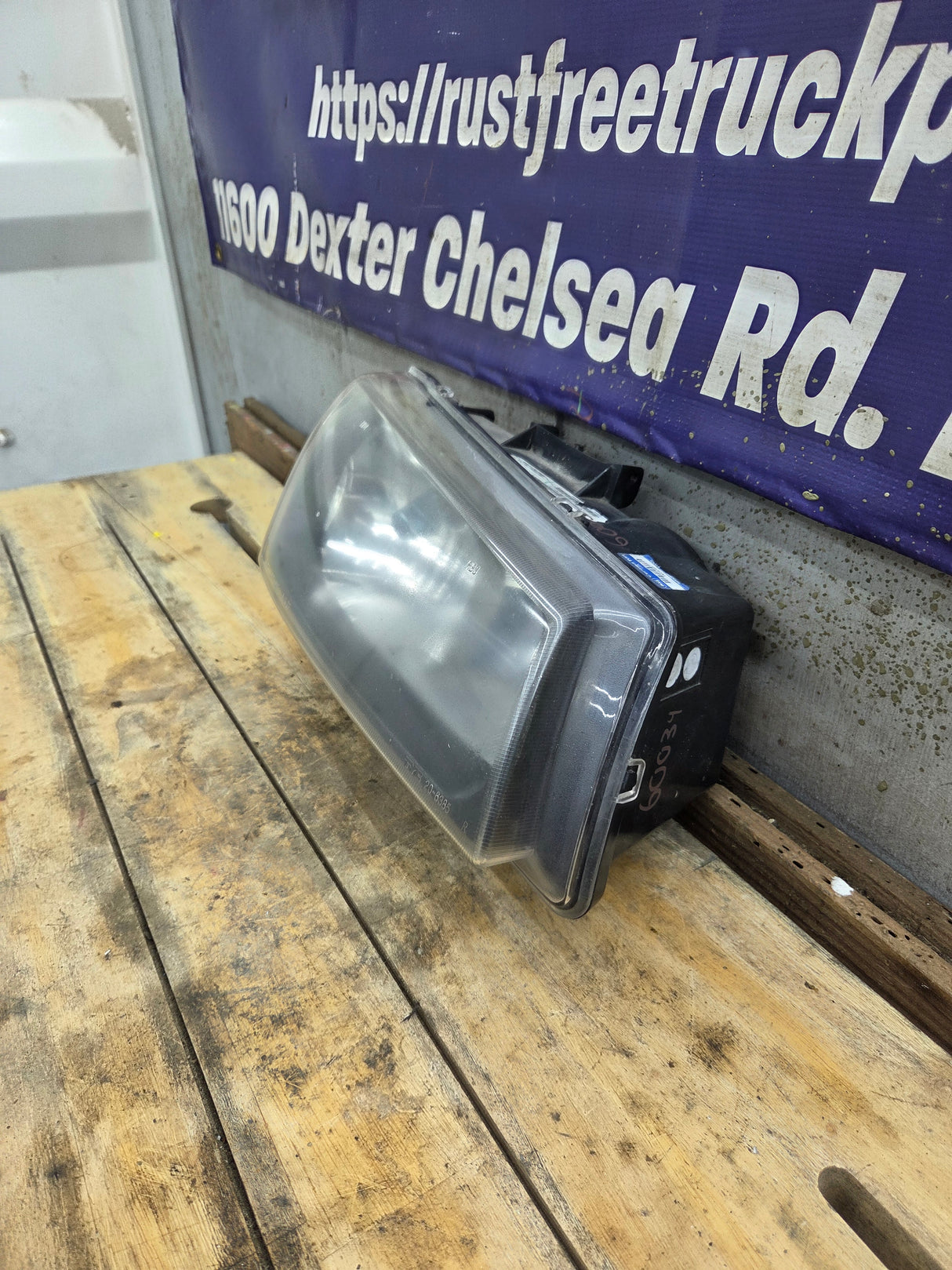 2003-2007 Chevrolet Silverado RH Passenger Side Headlight Assembly - 10396912