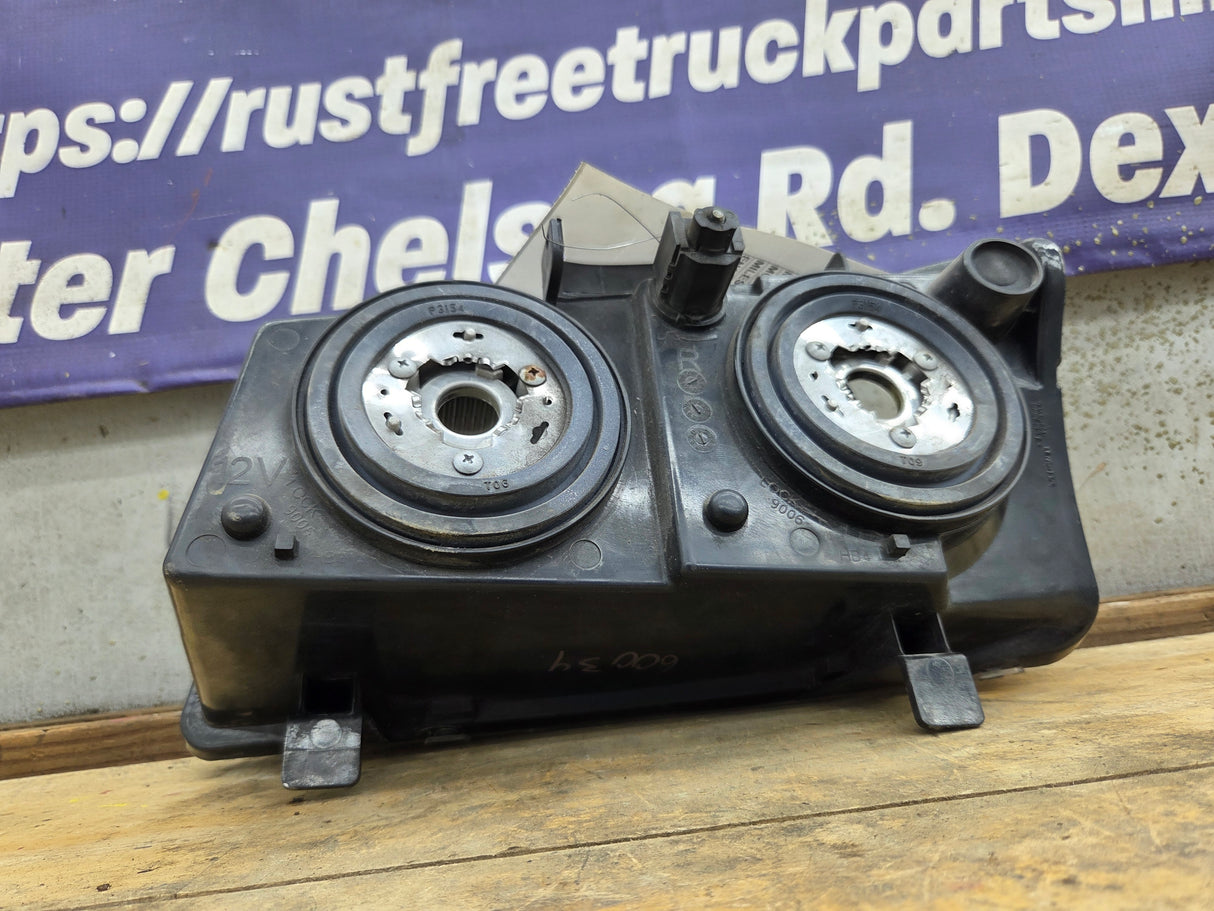 2003-2007 Chevrolet Silverado RH Passenger Side Headlight Assembly - 10396912