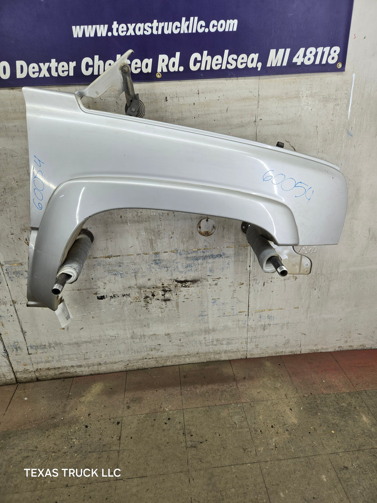 2003-2007 Chevrolet Silverado / Tahoe / Suburban 1500 2500 3500 HD RH Passenger Side "Cateye" Front Fender - Summit White