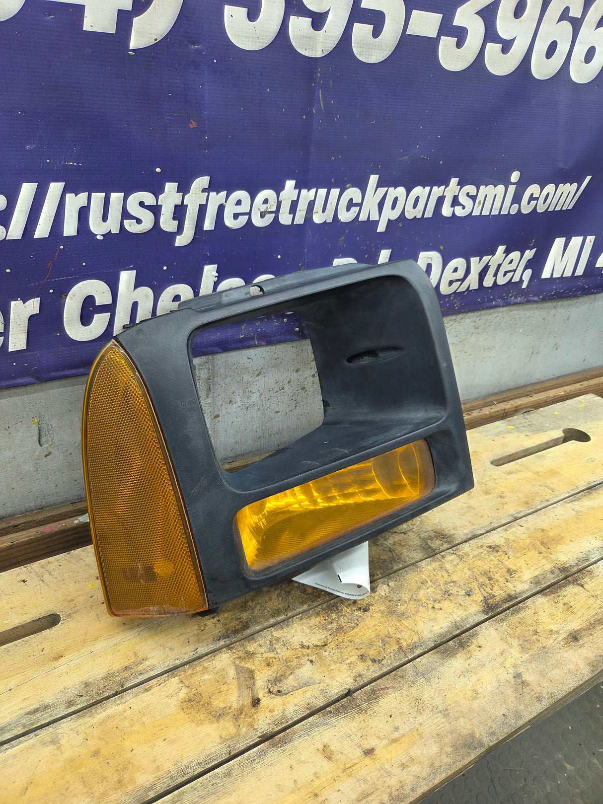 2005-2007 Ford Super Duty F250 F350 F450 F550 RH Right Passenger Headlight Bezel Park Lamp Signal Corner Light 5C34-13B220-A