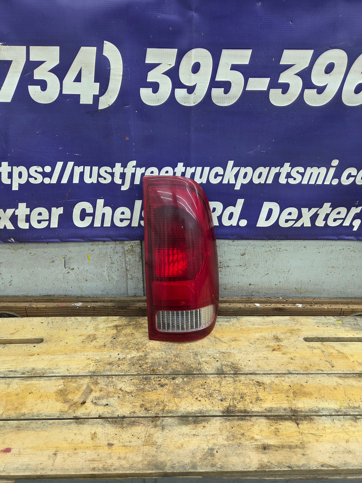 1999-2007 Ford Super Duty Passenger Side Tail Light F250 F350 F450 F550
