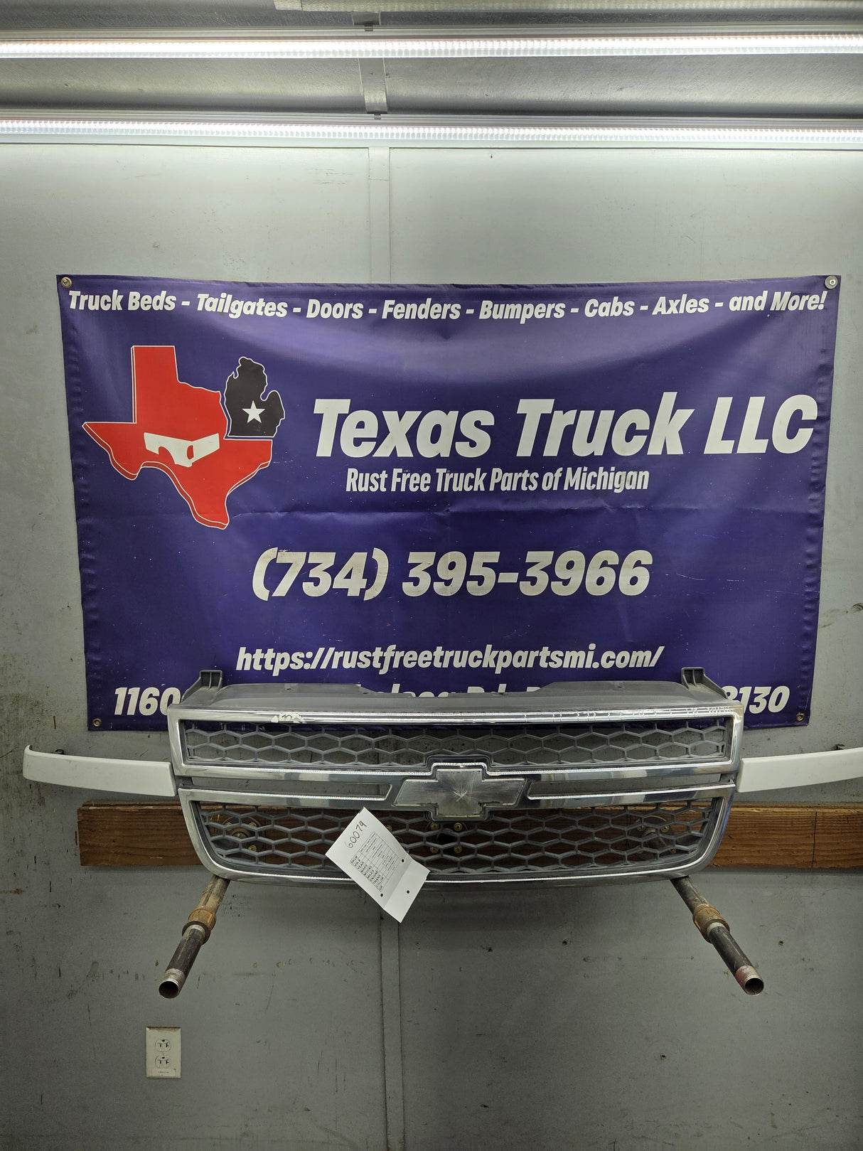2003-2006 Chevrolet Silverado 1500 2500 3500 HD 'Cateye' Grill OEM - Chrome