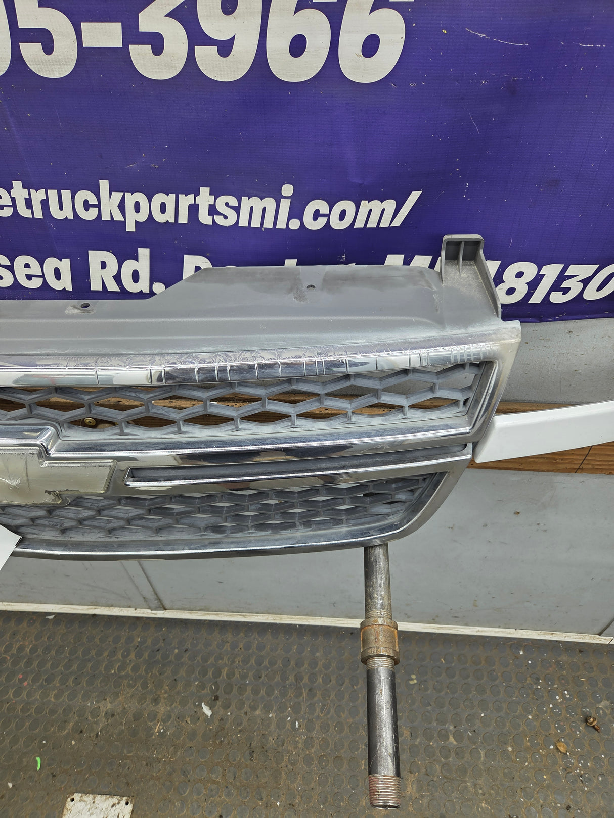 2003-2006 Chevrolet Silverado 1500 2500 3500 HD 'Cateye' Grill OEM - Chrome