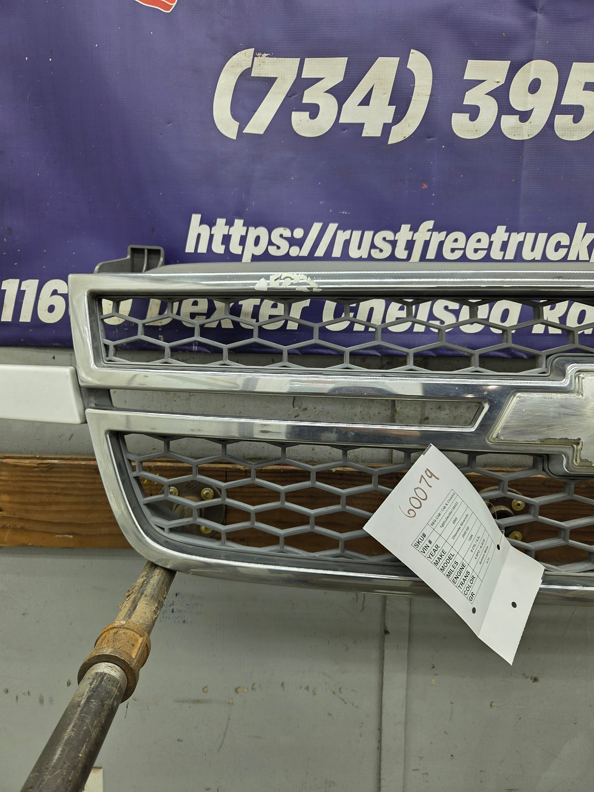 2003-2006 Chevrolet Silverado 1500 2500 3500 HD 'Cateye' Grill OEM - Chrome