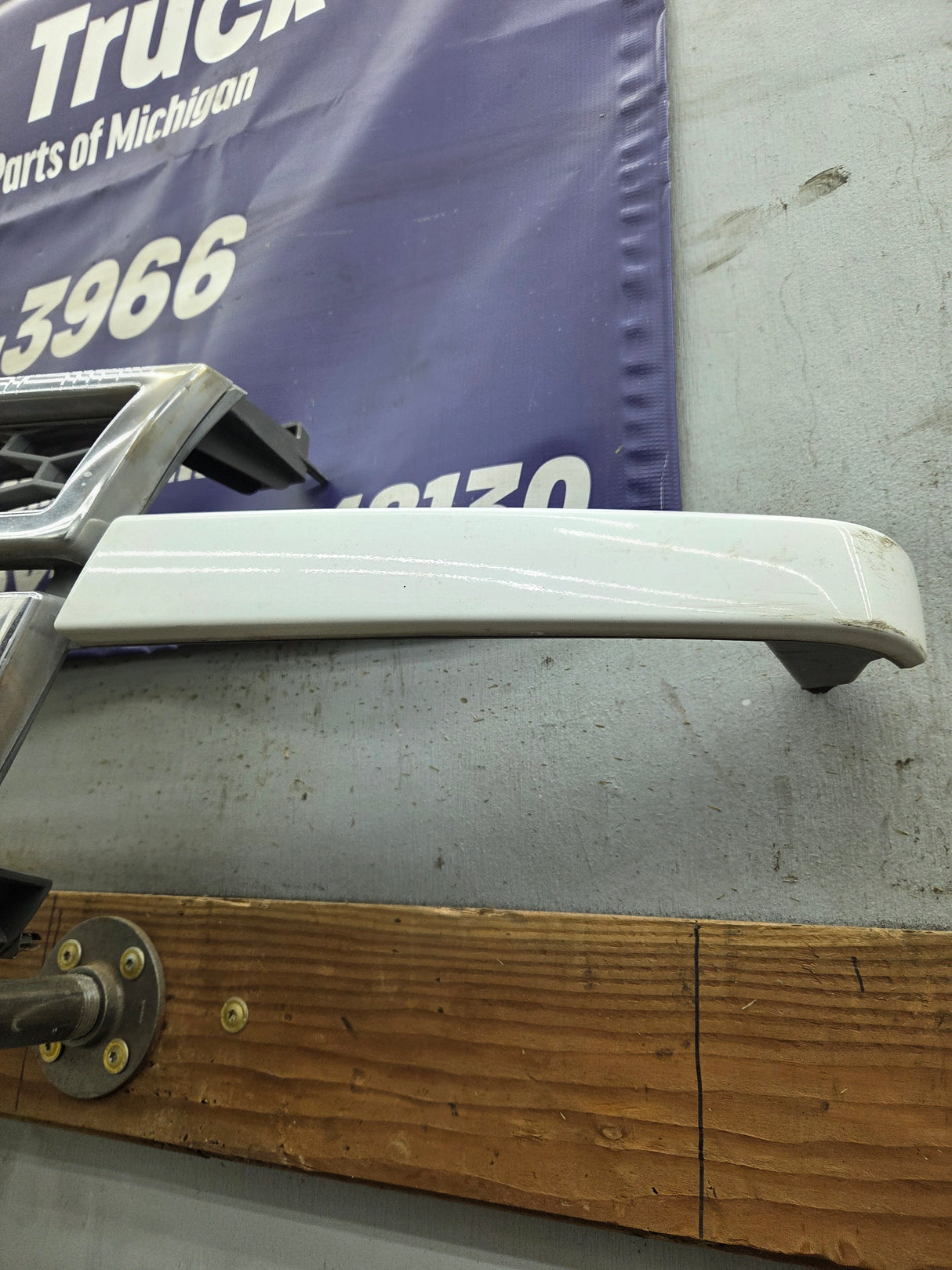 2003-2006 Chevrolet Silverado 1500 2500 3500 HD 'Cateye' Grill OEM - Chrome
