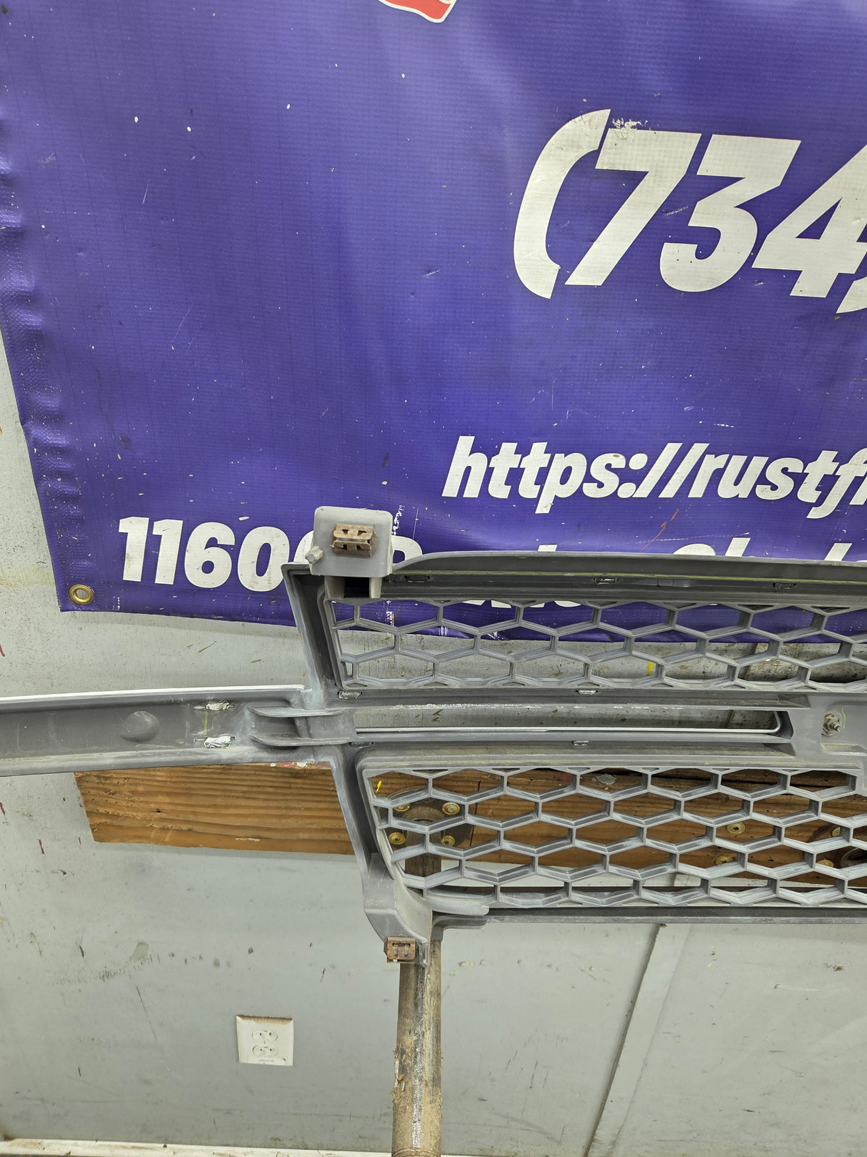 2003-2006 Chevrolet Silverado 1500 2500 3500 HD 'Cateye' Grill OEM - Chrome