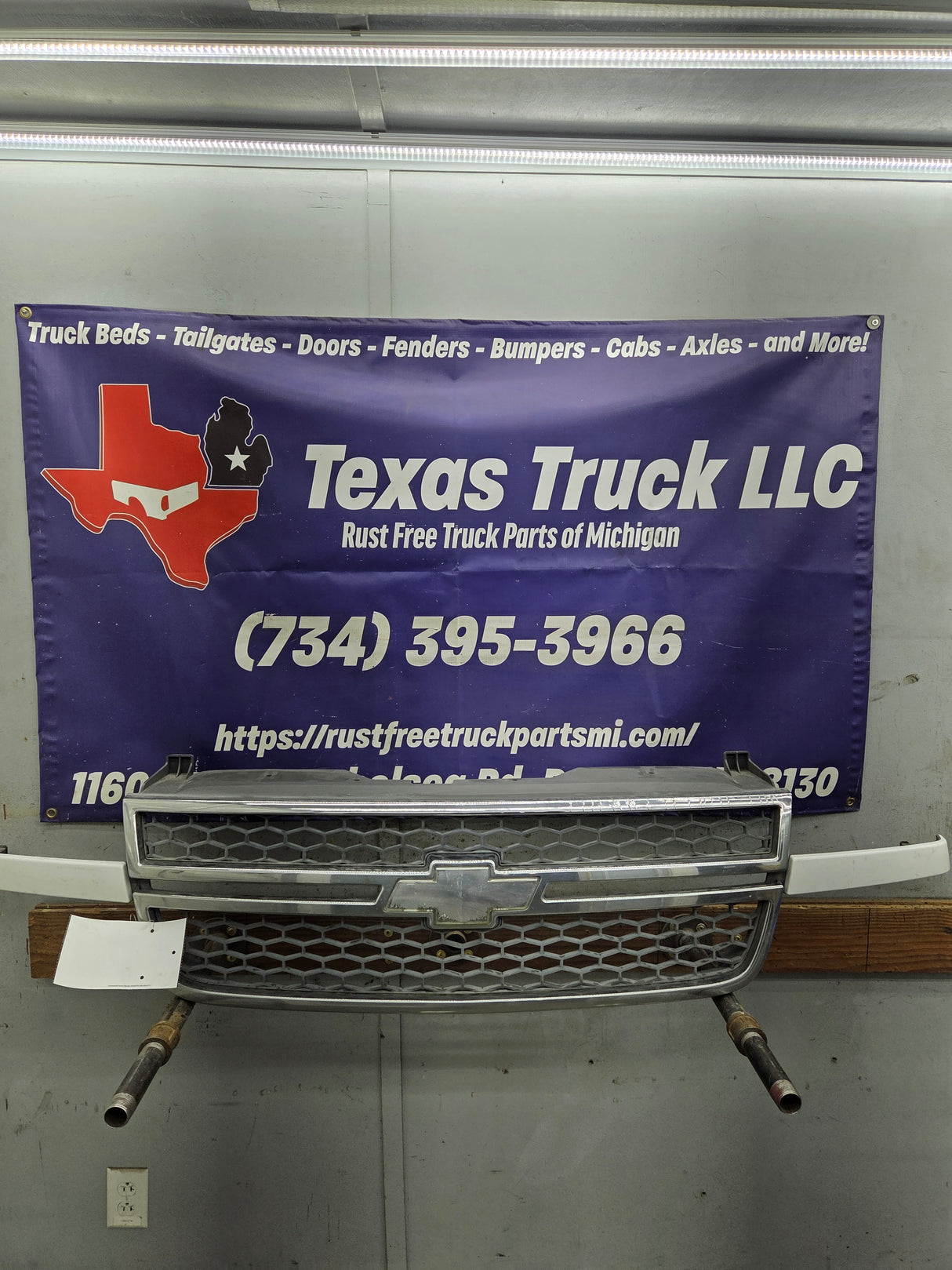 2003-2006 Chevrolet Silverado 1500 2500 3500 HD 'Cateye' Grill OEM - Chrome