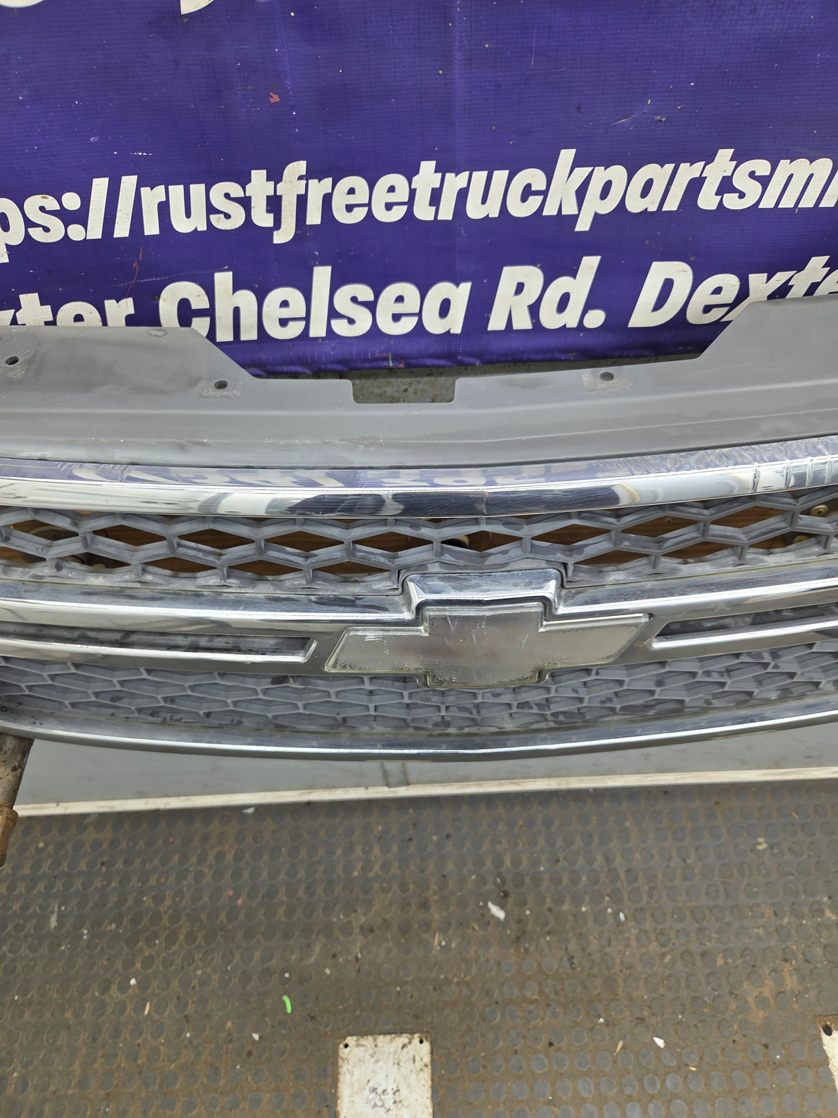 2003-2006 Chevrolet Silverado 1500 2500 3500 HD 'Cateye' Grill OEM - Chrome