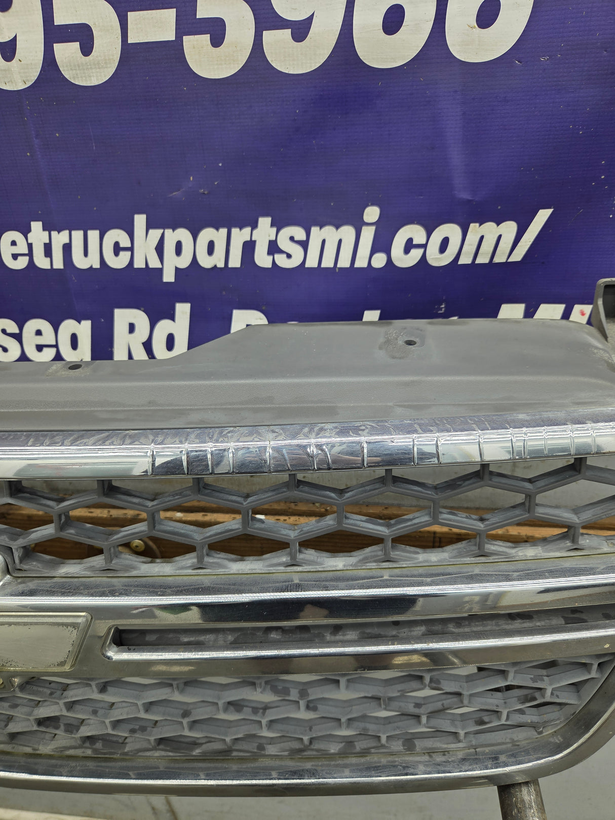 2003-2006 Chevrolet Silverado 1500 2500 3500 HD 'Cateye' Grill OEM - Chrome