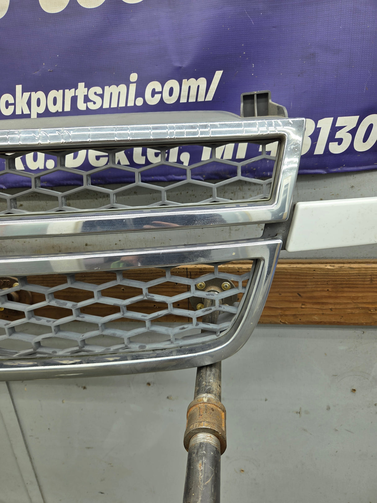 2003-2006 Chevrolet Silverado 1500 2500 3500 HD 'Cateye' Grill OEM - Chrome