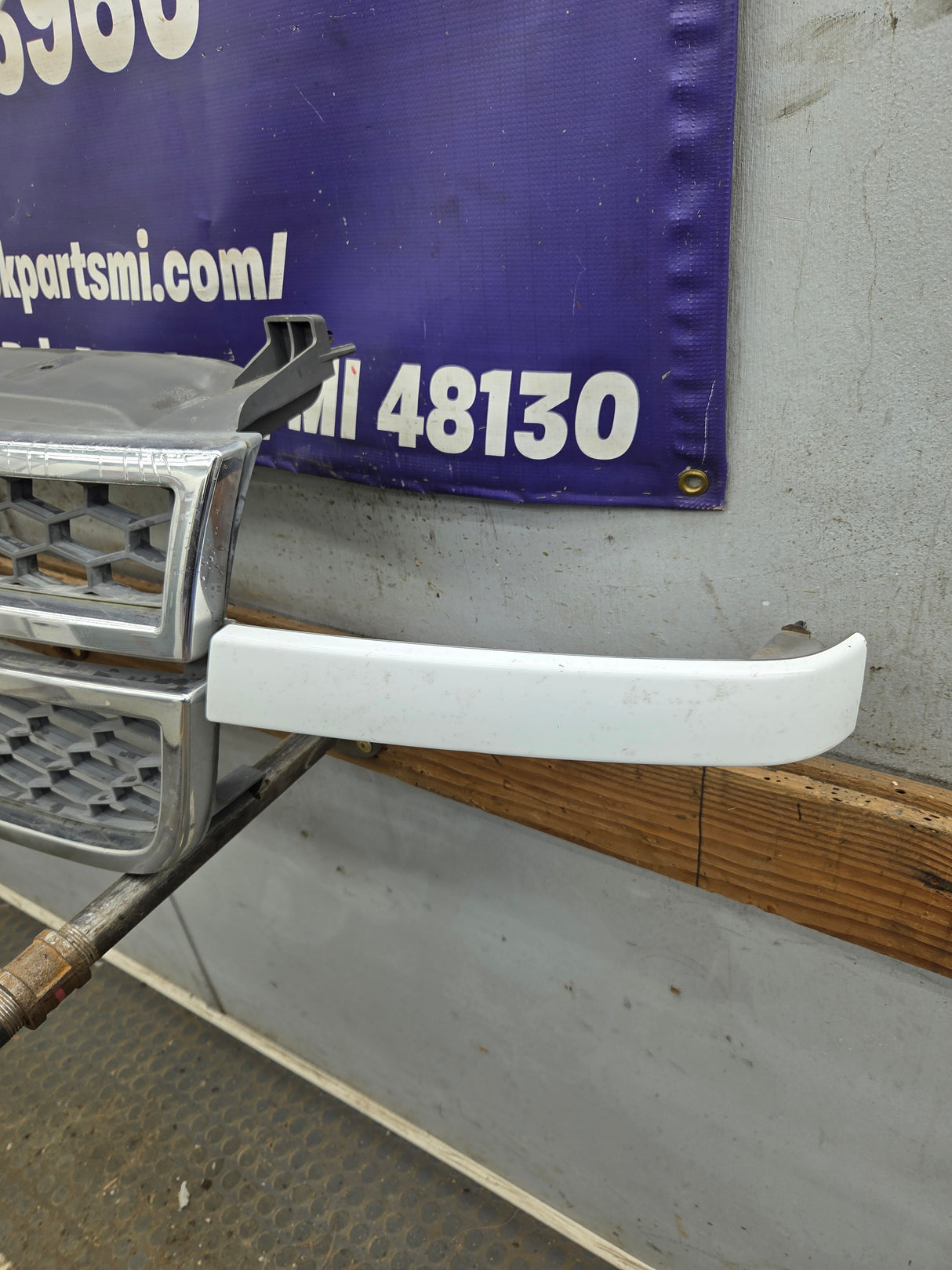 2003-2006 Chevrolet Silverado 1500 2500 3500 HD 'Cateye' Grill OEM - Chrome