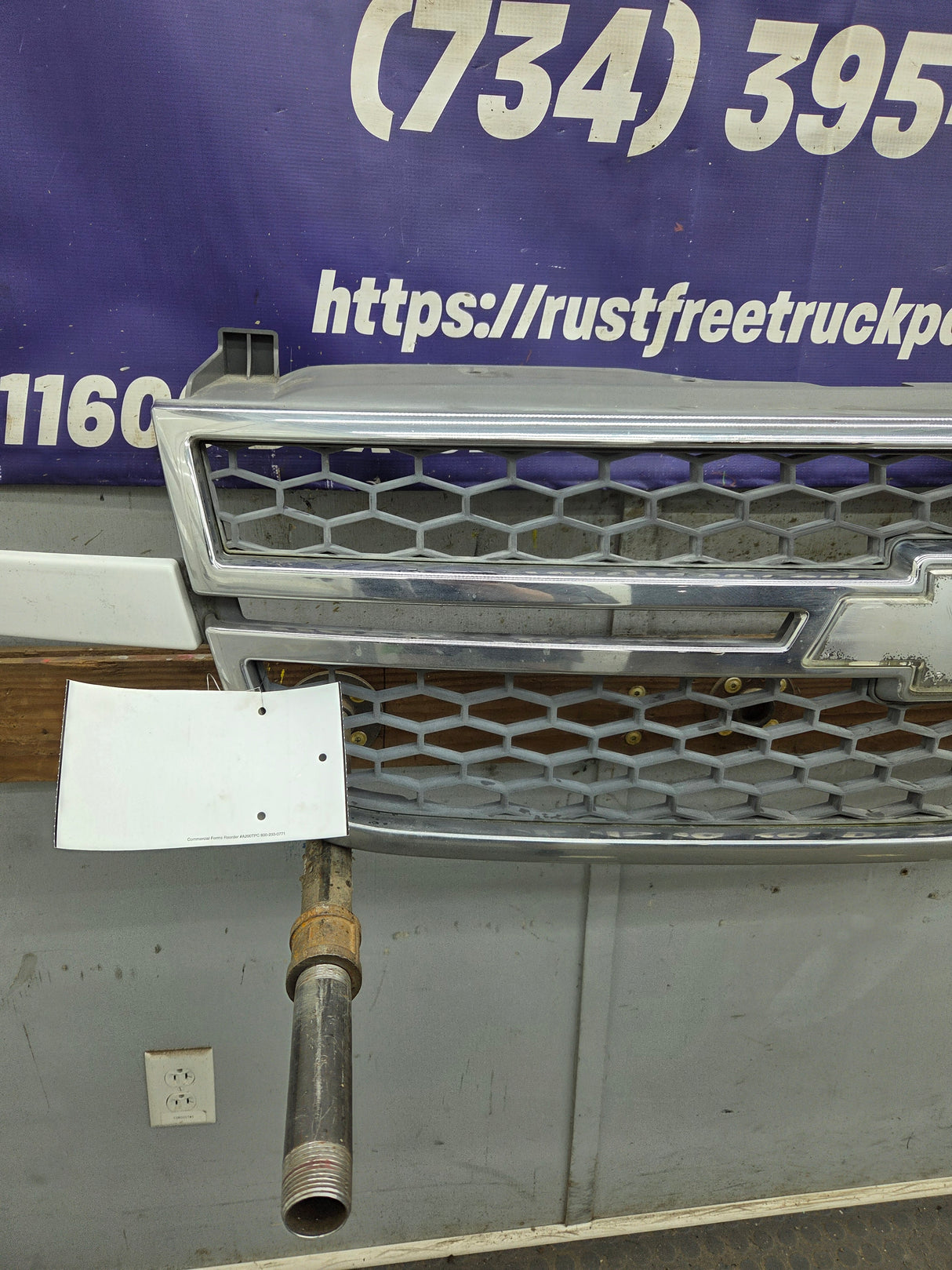 2003-2006 Chevrolet Silverado 1500 2500 3500 HD 'Cateye' Grill OEM - Chrome