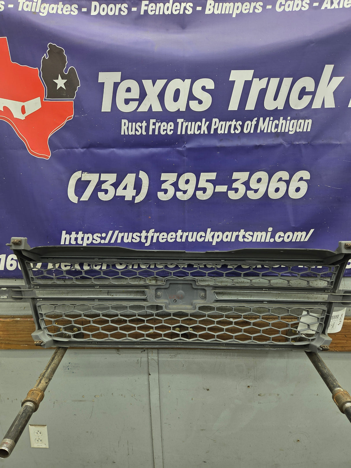 2003-2006 Chevrolet Silverado 1500 2500 3500 HD 'Cateye' Grill OEM - Chrome