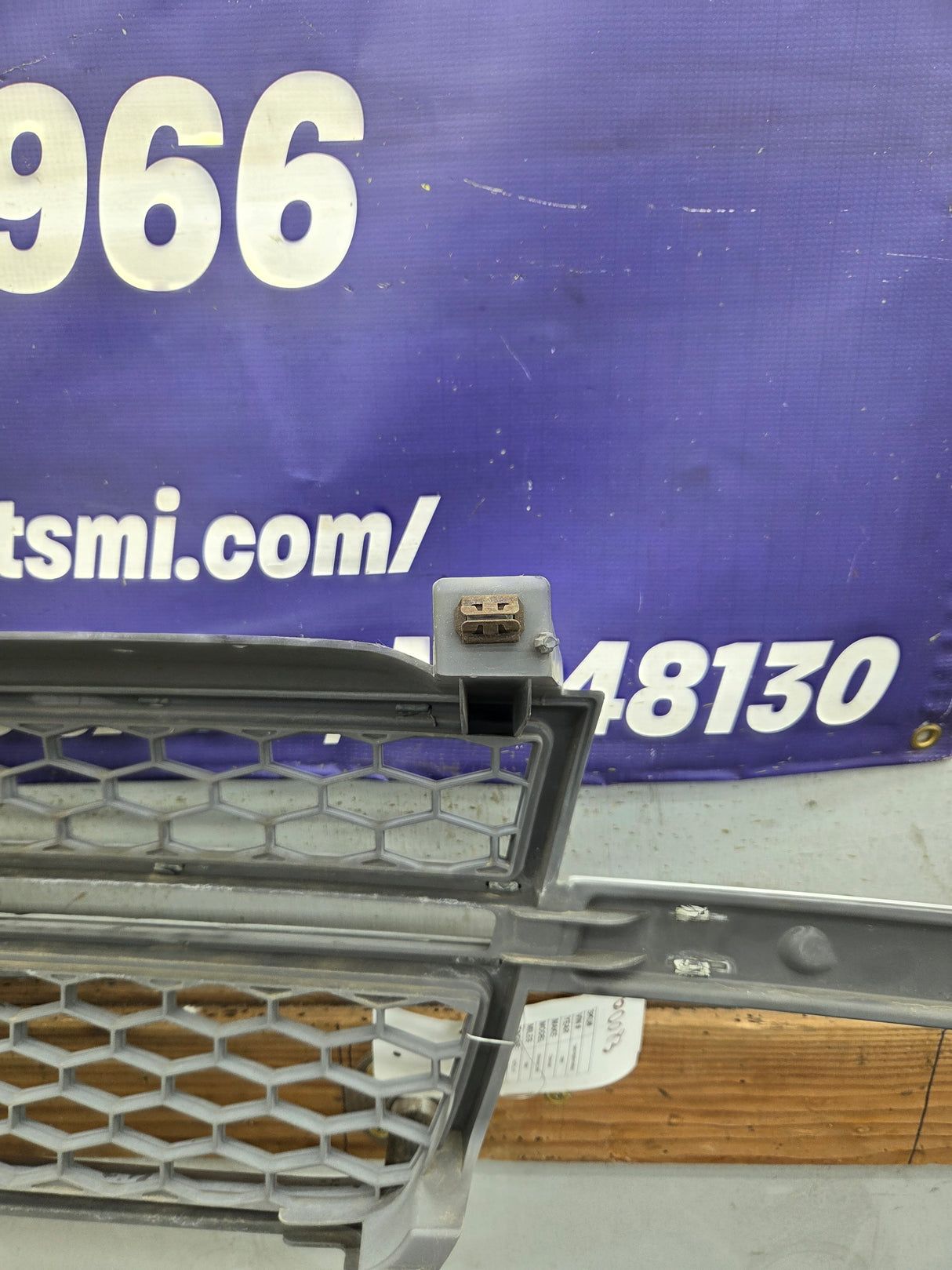 2003-2006 Chevrolet Silverado 1500 2500 3500 HD 'Cateye' Grill OEM - Chrome