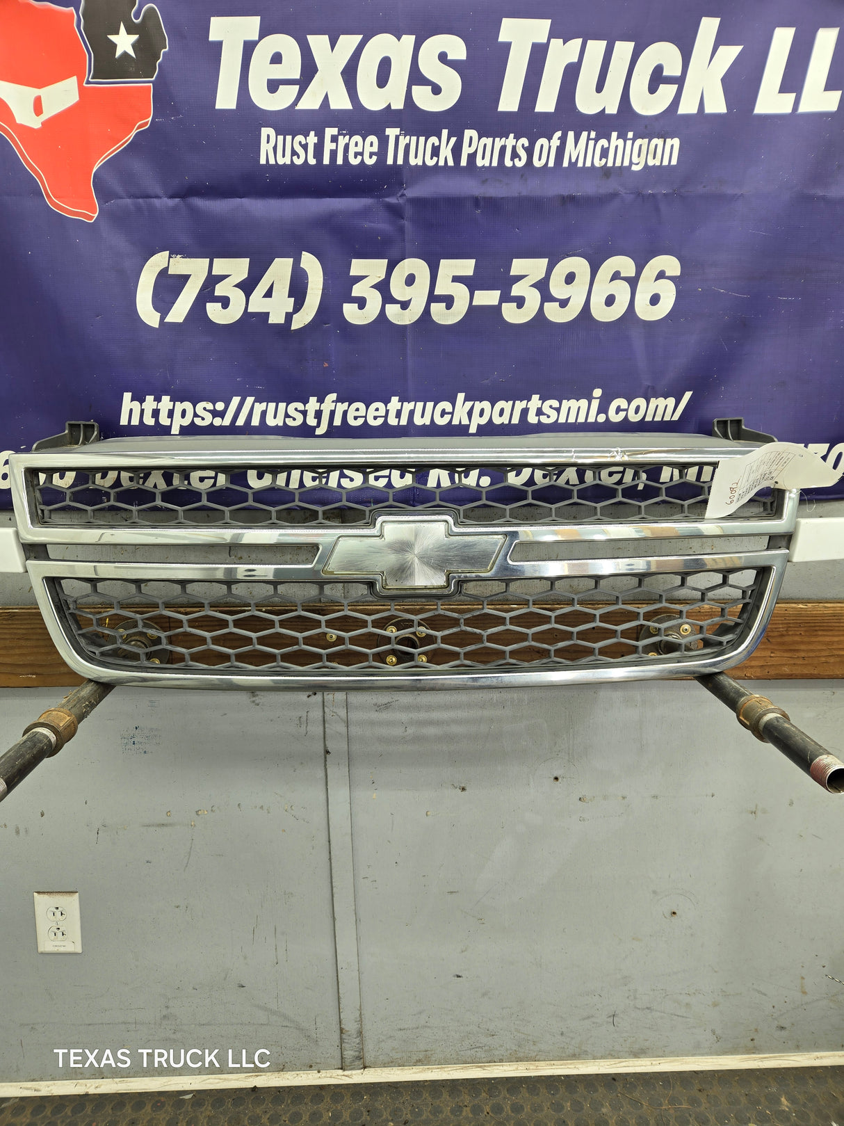 2003-2006 Chevrolet Silverado 1500 2500 3500 HD 'Cateye' Grill OEM - Chrome