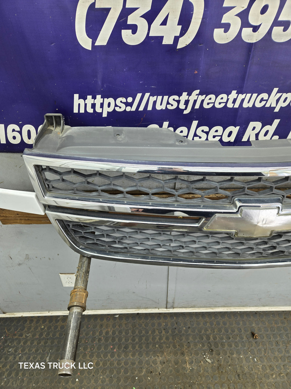 2003-2006 Chevrolet Silverado 1500 2500 3500 HD 'Cateye' Grill OEM - Chrome