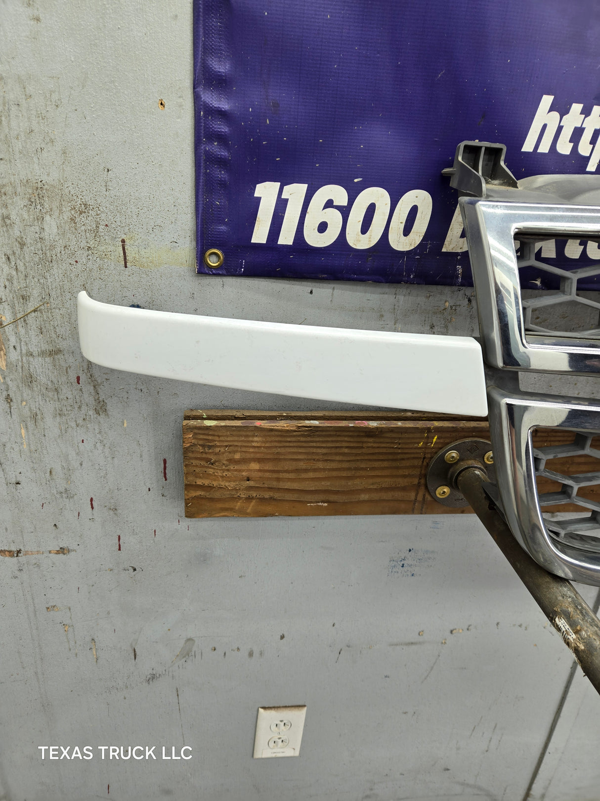 2003-2006 Chevrolet Silverado 1500 2500 3500 HD 'Cateye' Grill OEM - Chrome