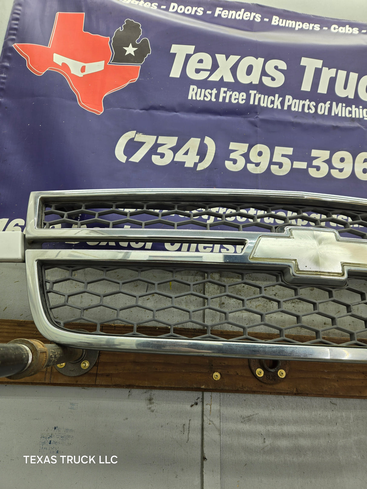 2003-2006 Chevrolet Silverado 1500 2500 3500 HD 'Cateye' Grill OEM - Chrome