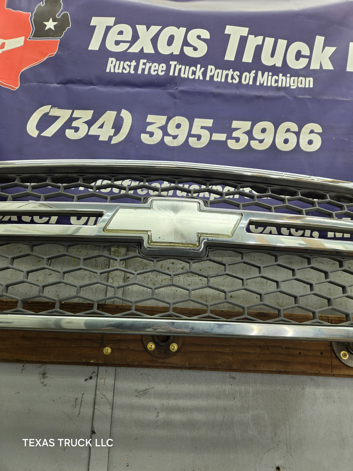 2003-2006 Chevrolet Silverado 1500 2500 3500 HD 'Cateye' Grill OEM - Chrome