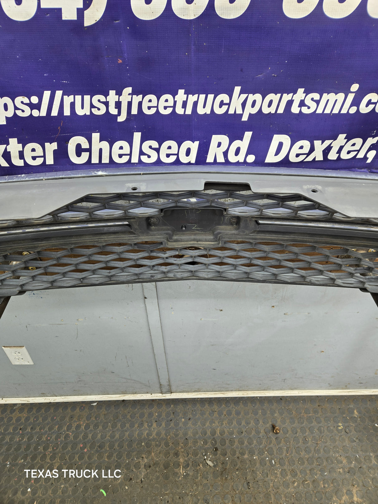 2003-2006 Chevrolet Silverado 1500 2500 3500 HD 'Cateye' Grill OEM - Chrome