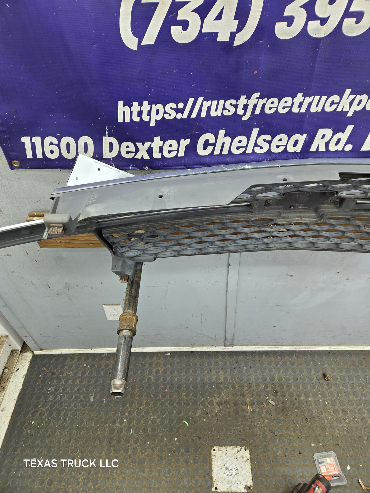 2003-2006 Chevrolet Silverado 1500 2500 3500 HD 'Cateye' Grill OEM - Chrome