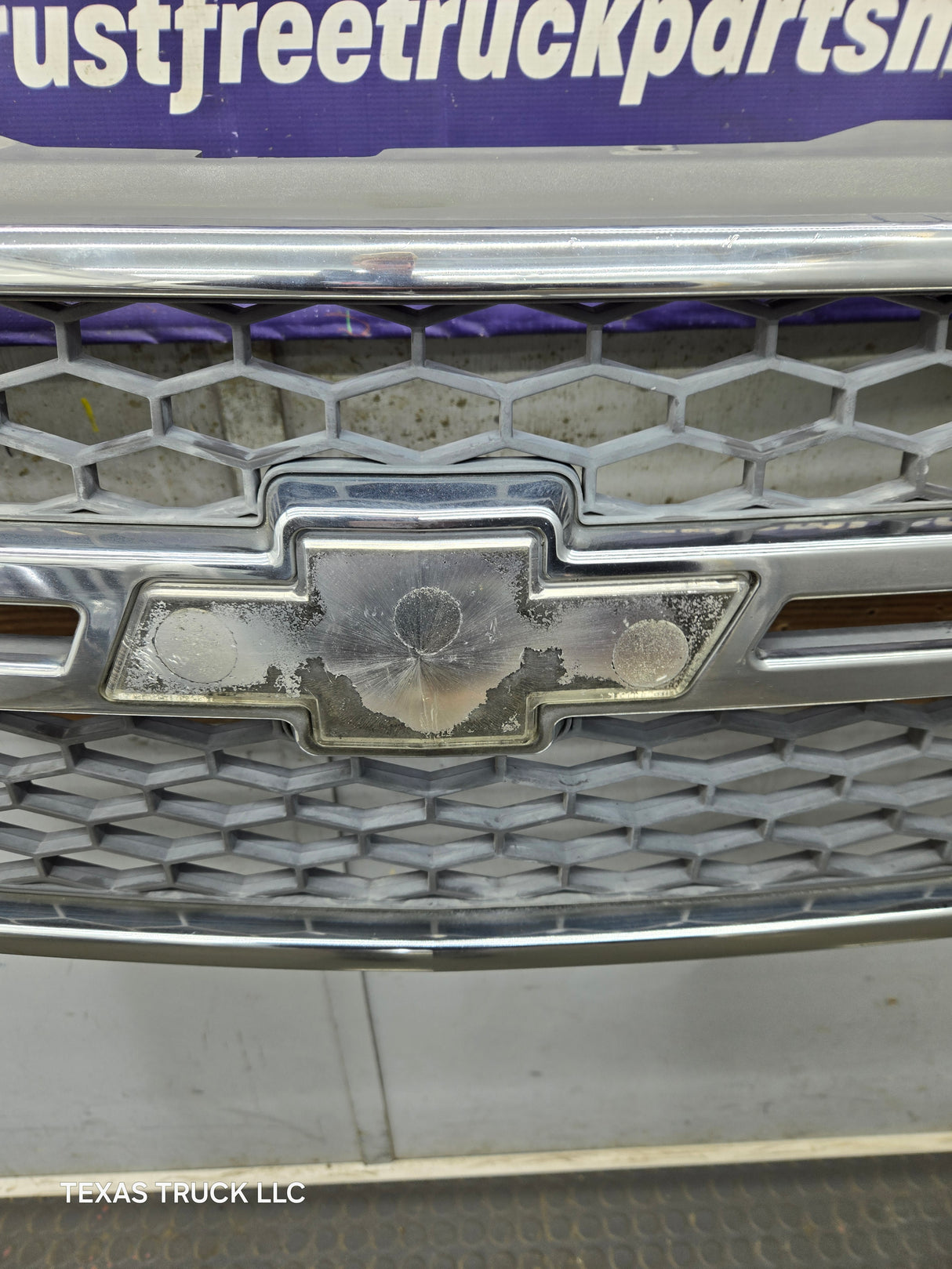2003-2006 Chevrolet Silverado 1500 2500 3500 HD 'Cateye' Grill OEM - Chrome