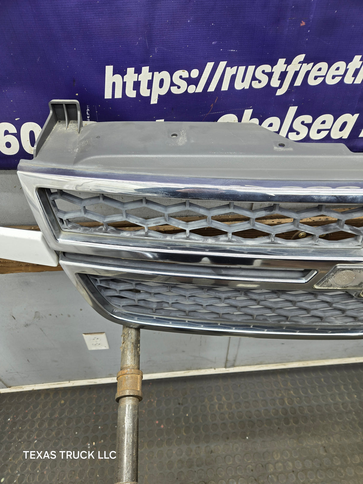 2003-2006 Chevrolet Silverado 1500 2500 3500 HD 'Cateye' Grill OEM - Chrome