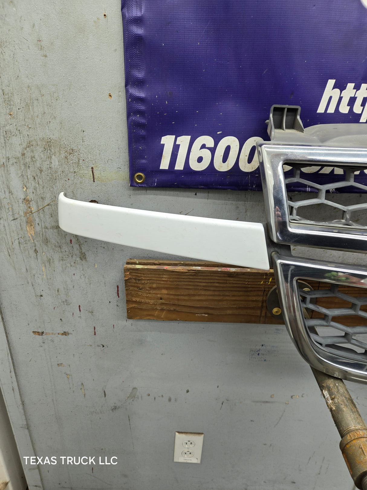 2003-2006 Chevrolet Silverado 1500 2500 3500 HD 'Cateye' Grill OEM - Chrome