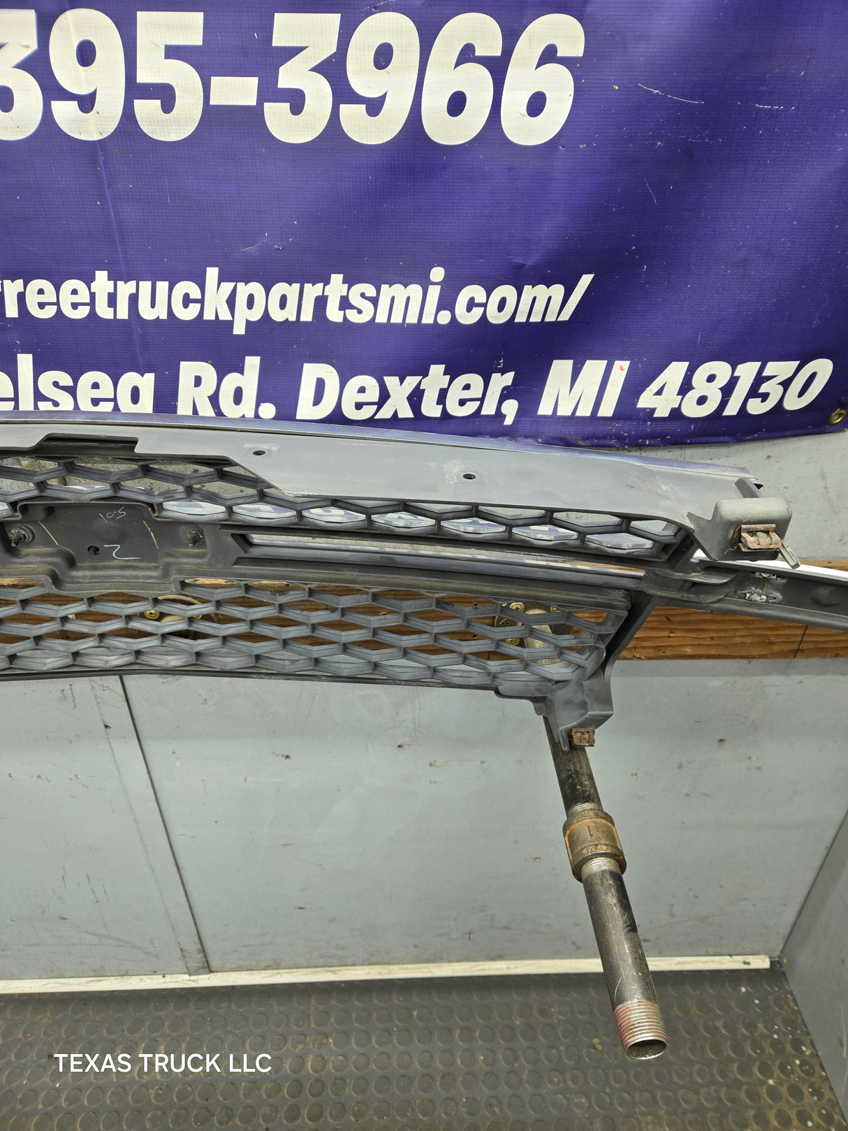 2003-2006 Chevrolet Silverado 1500 2500 3500 HD 'Cateye' Grill OEM - Chrome