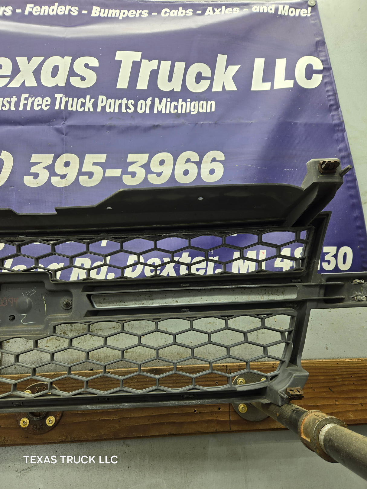 2003-2006 Chevrolet Silverado 1500 2500 3500 HD 'Cateye' Grill OEM - Chrome