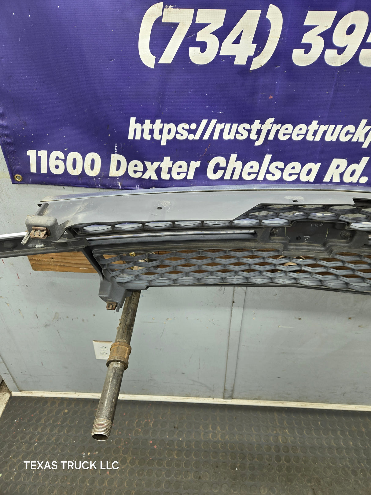2003-2006 Chevrolet Silverado 1500 2500 3500 HD 'Cateye' Grill OEM - Chrome