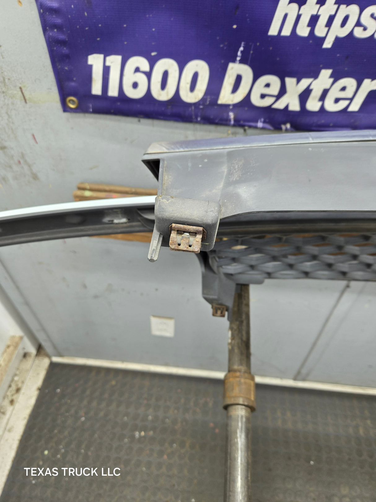 2003-2006 Chevrolet Silverado 1500 2500 3500 HD 'Cateye' Grill OEM - Chrome