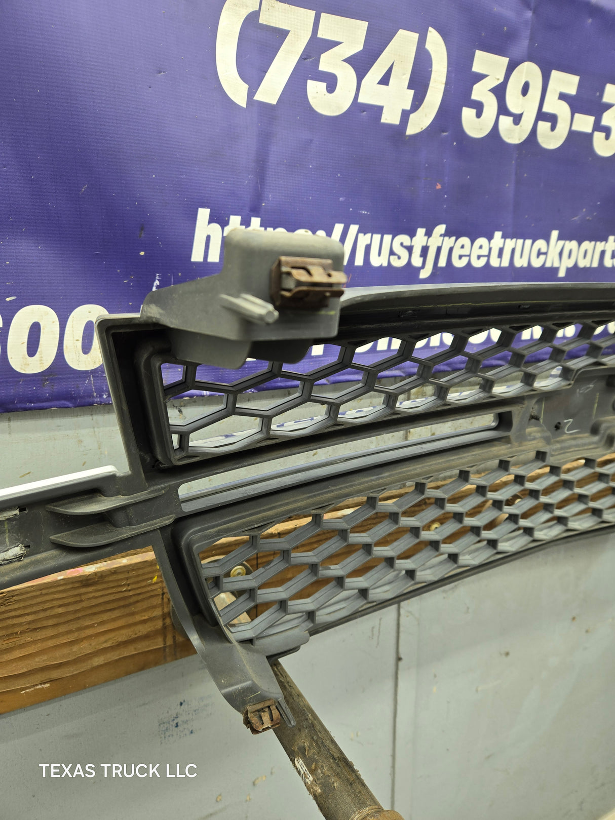 2003-2006 Chevrolet Silverado 1500 2500 3500 HD 'Cateye' Grill OEM - Chrome