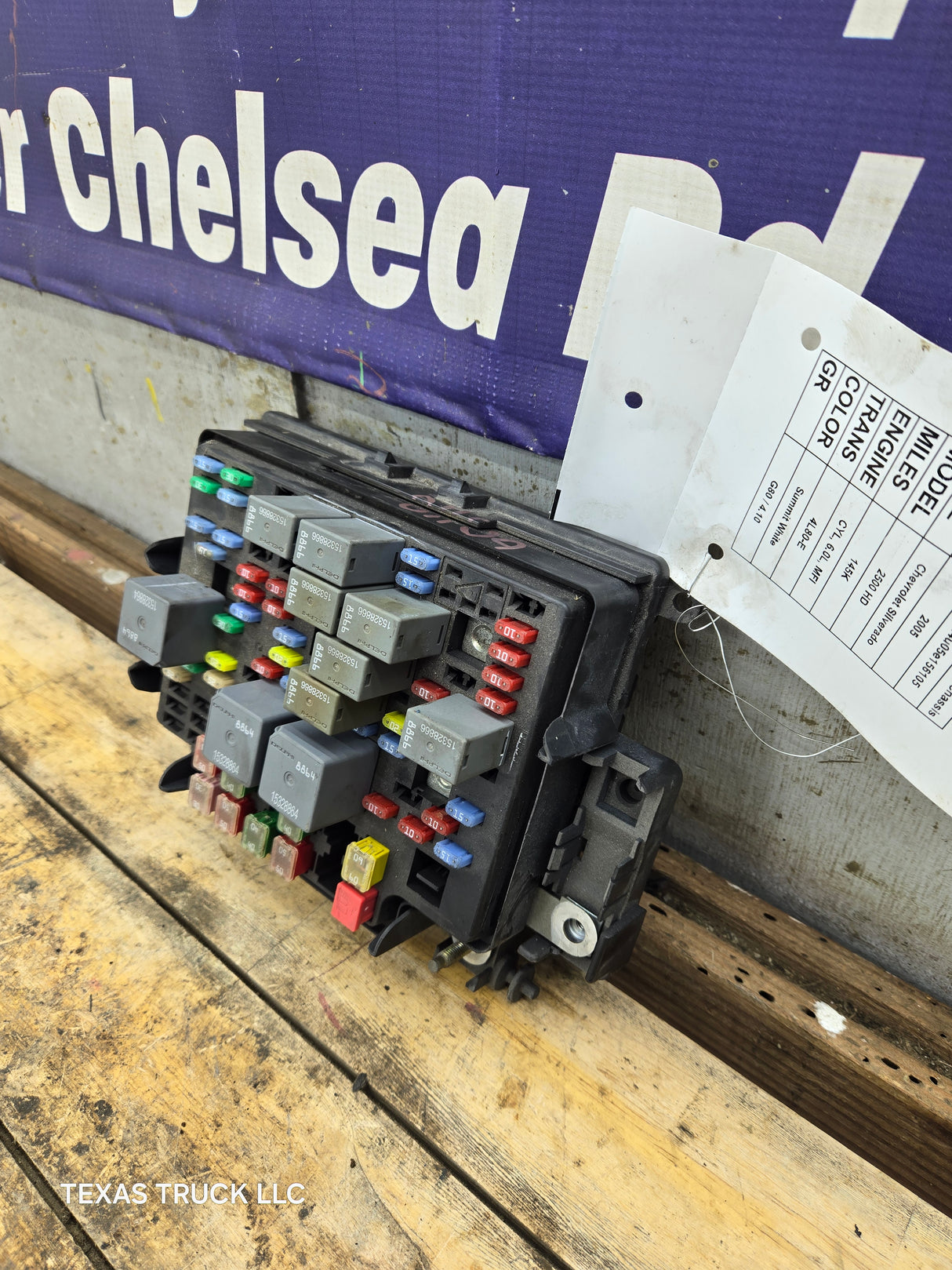 2003-2005 Chevrolet Silverado / GMC Sierra 1500 250 3500 Engine Bay Fuse Box - 15201928