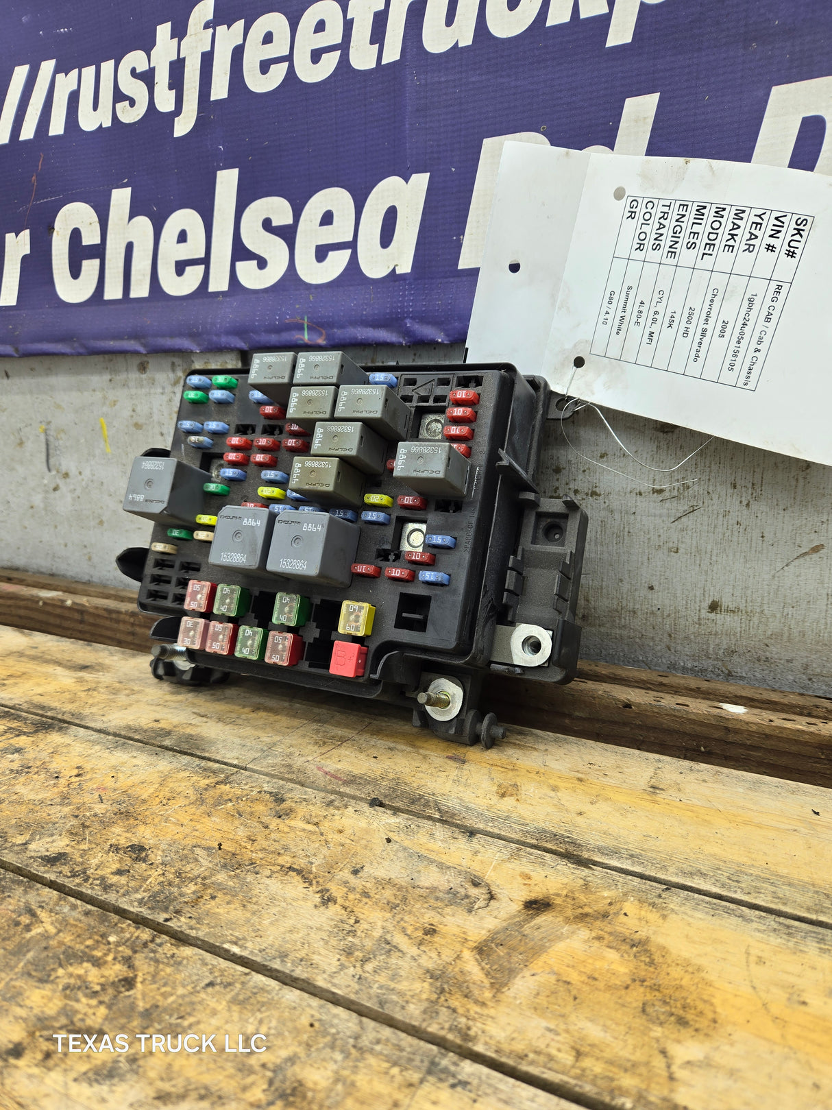 2003-2005 Chevrolet Silverado / GMC Sierra 1500 250 3500 Engine Bay Fuse Box - 15201928
