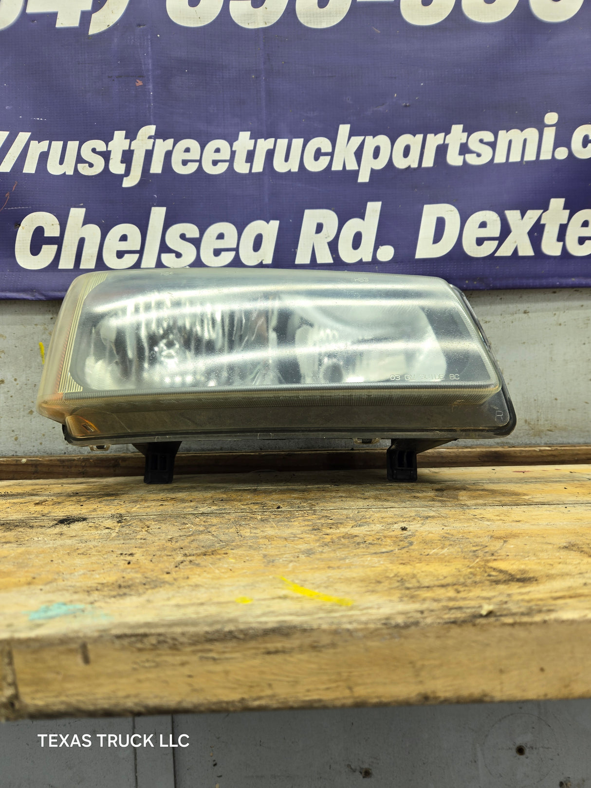 2003-2007 Chevrolet Silverado RH Passenger Side Headlight Assembly - 10396912