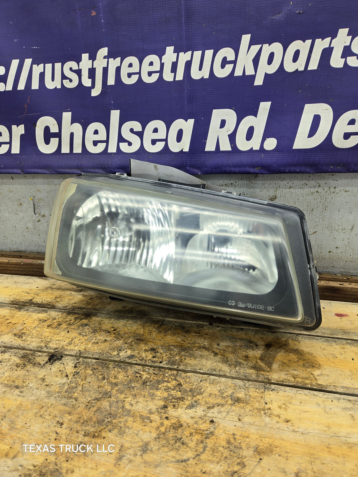 2003-2007 Chevrolet Silverado RH Passenger Side Headlight Assembly - 10396912