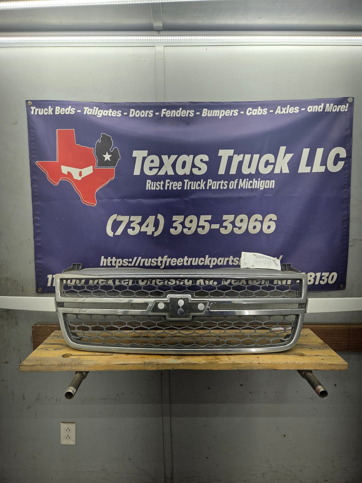 2003-2006 Chevrolet Silverado 1500 2500 3500 HD 'Cateye' Grill OEM - Chrome
