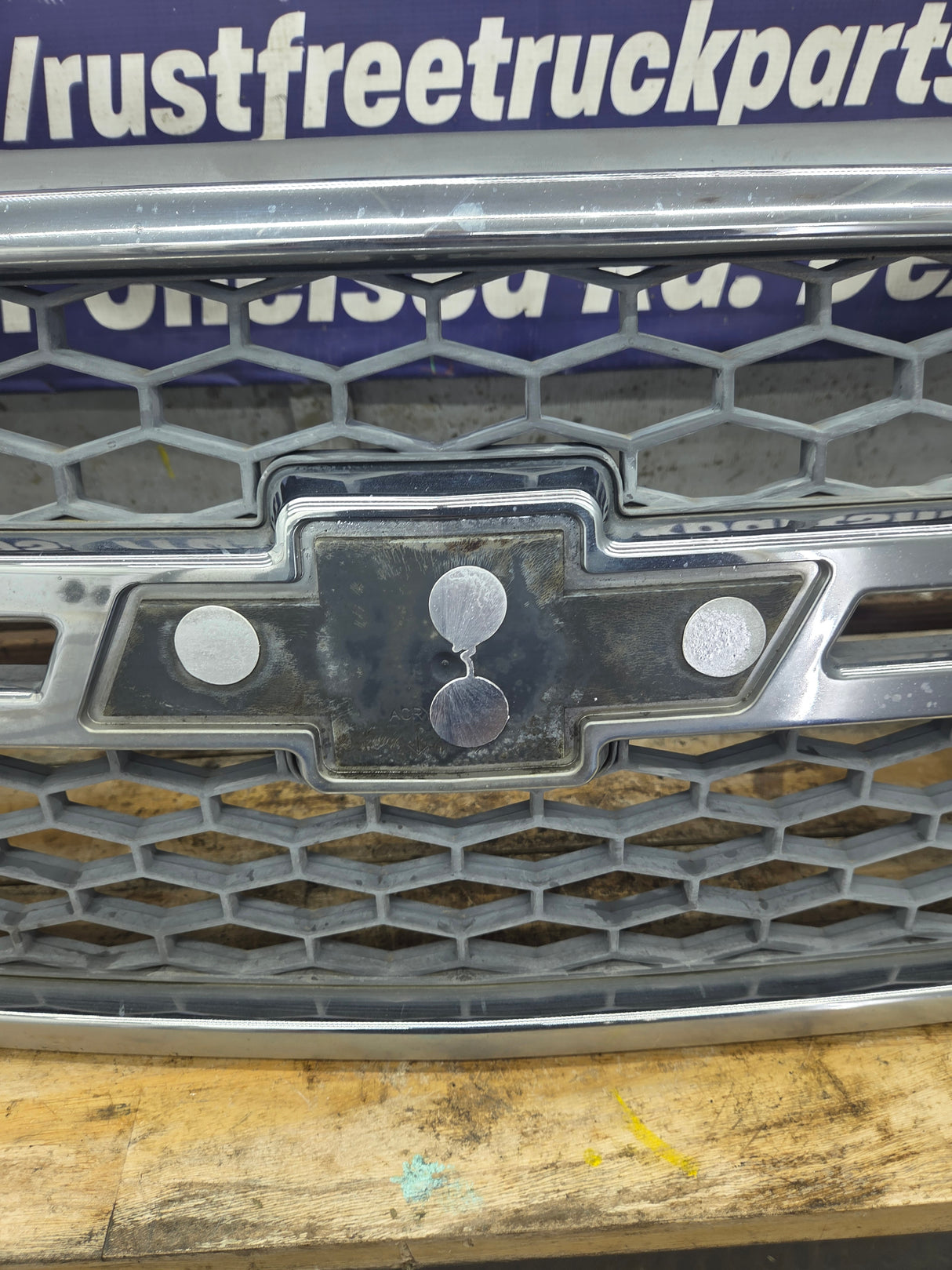 2003-2006 Chevrolet Silverado 1500 2500 3500 HD 'Cateye' Grill OEM - Chrome
