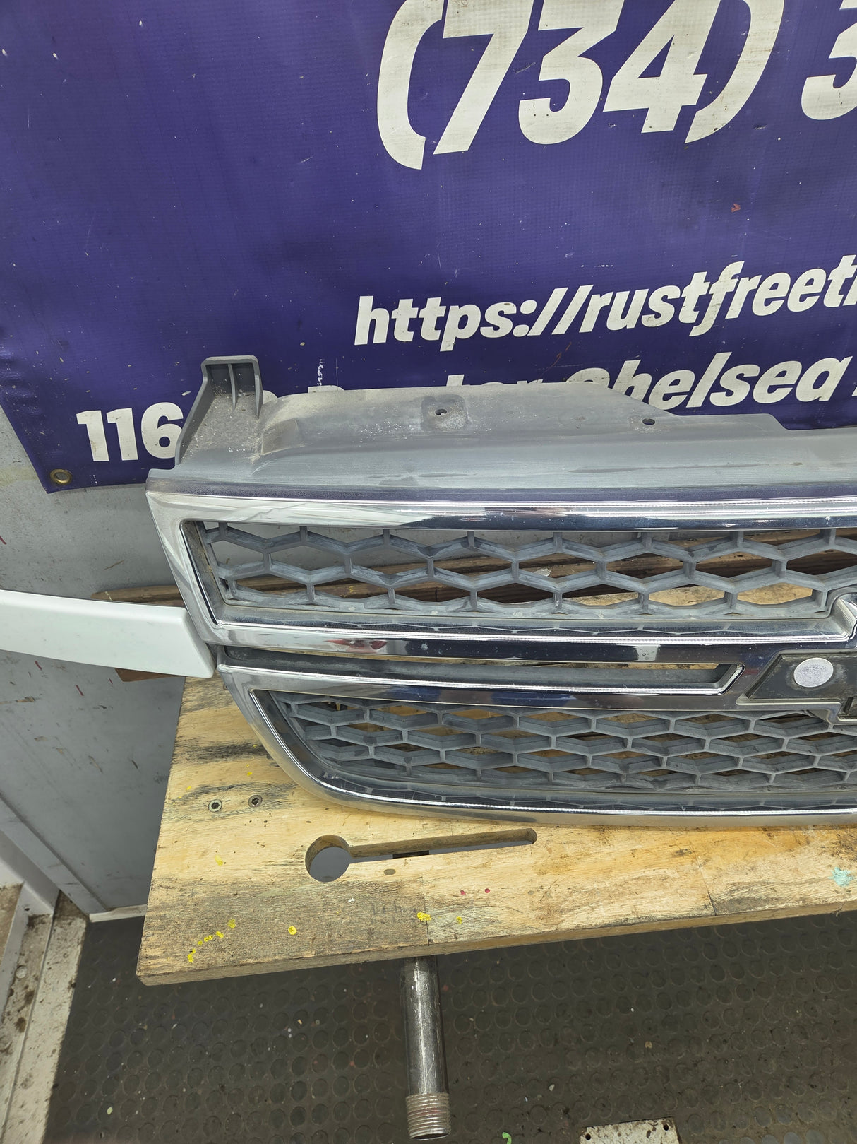 2003-2006 Chevrolet Silverado 1500 2500 3500 HD 'Cateye' Grill OEM - Chrome