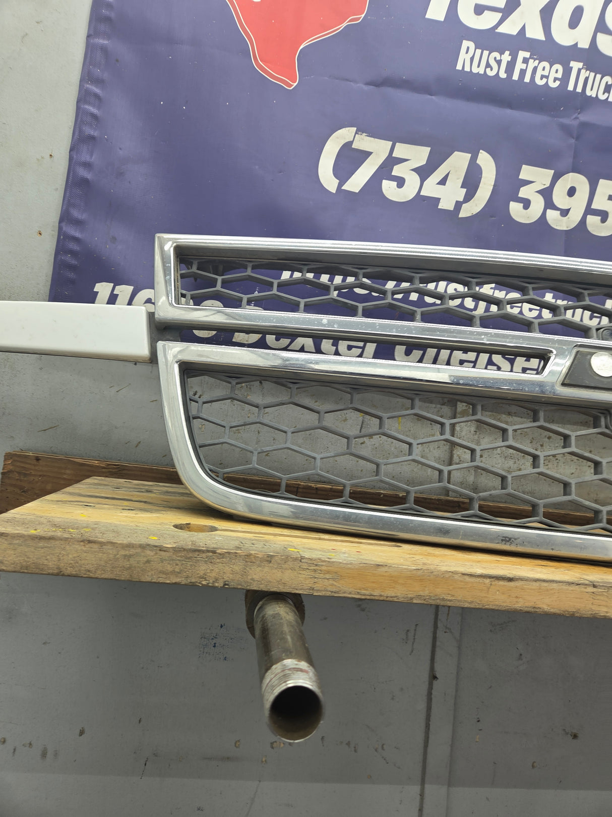 2003-2006 Chevrolet Silverado 1500 2500 3500 HD 'Cateye' Grill OEM - Chrome