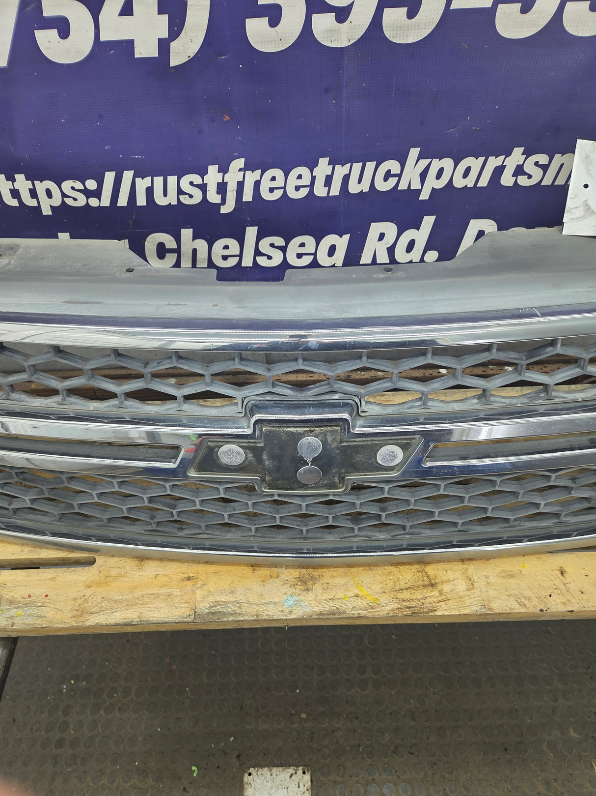 2003-2006 Chevrolet Silverado 1500 2500 3500 HD 'Cateye' Grill OEM - Chrome