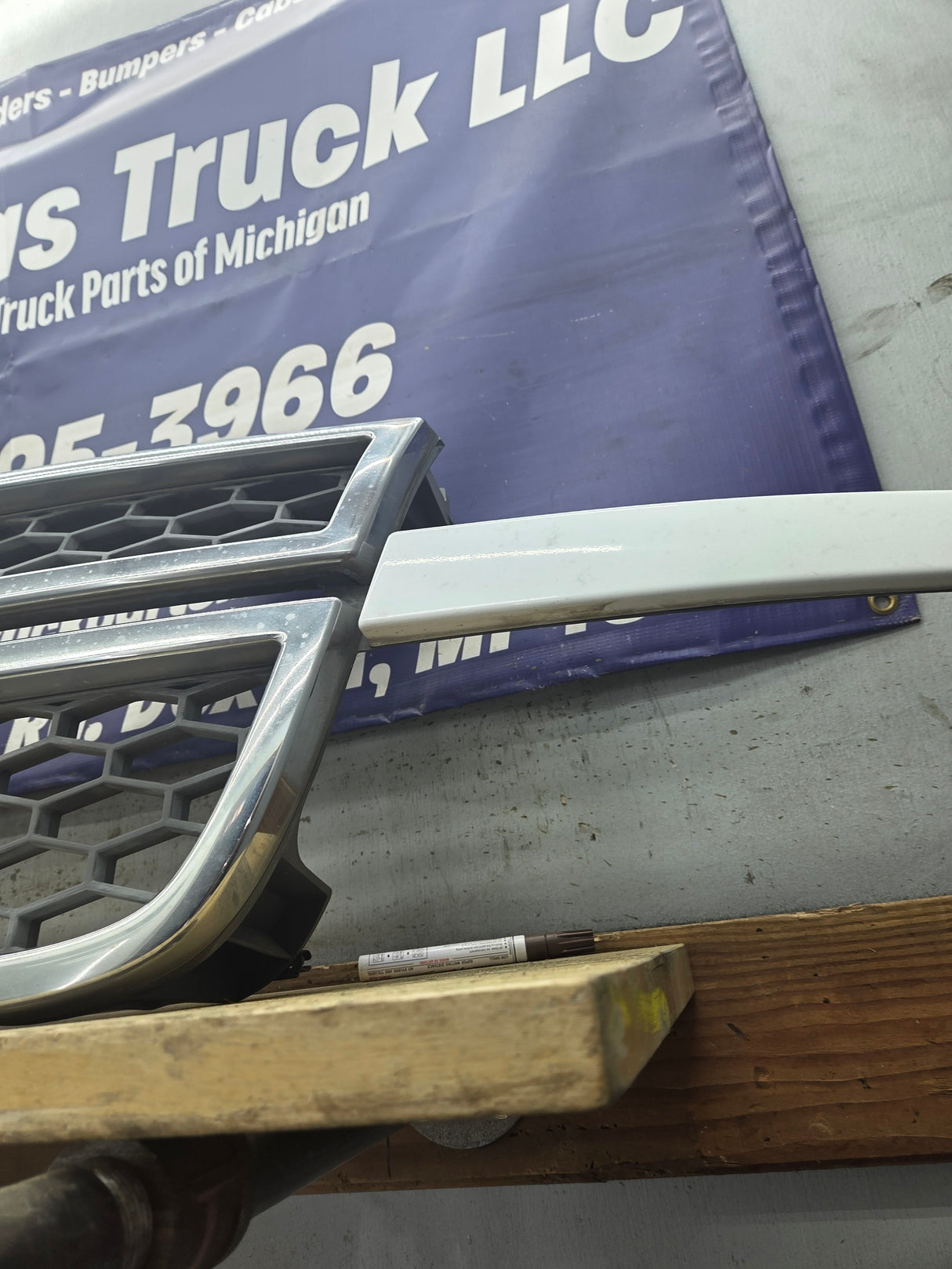 2003-2006 Chevrolet Silverado 1500 2500 3500 HD 'Cateye' Grill OEM - Chrome