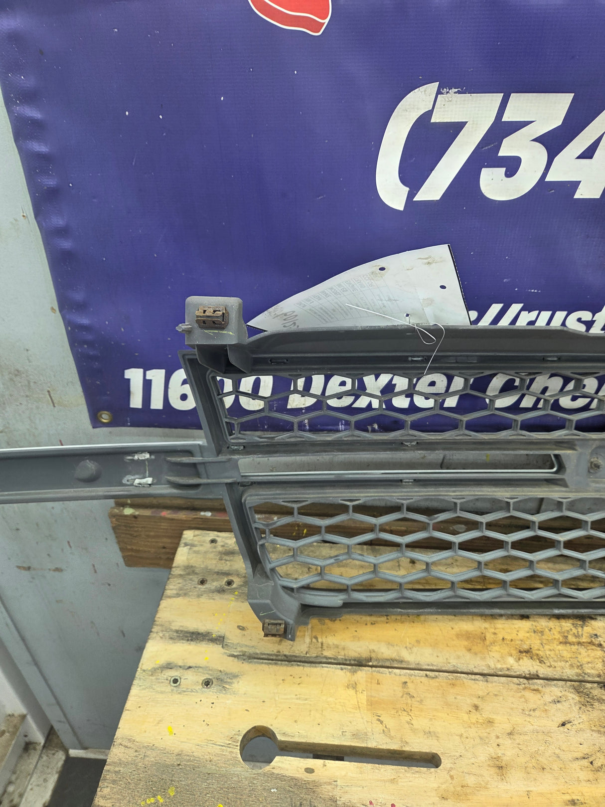 2003-2006 Chevrolet Silverado 1500 2500 3500 HD 'Cateye' Grill OEM - Chrome