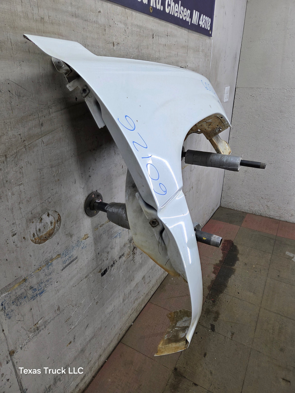 2003-2007 Chevrolet Silverado / Tahoe / Suburban 1500 2500 3500 HD RH Passenger Side "Cateye" Front Fender - Summit White
