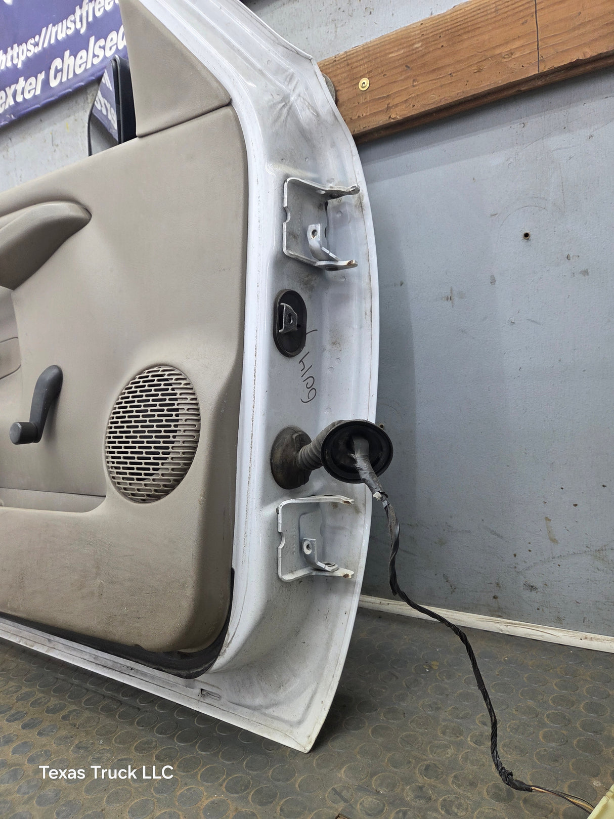 1999-2006 Chevrolet Silverado / GMC Sierra 1500 2500 3500 HD Front Driver Side Door LH